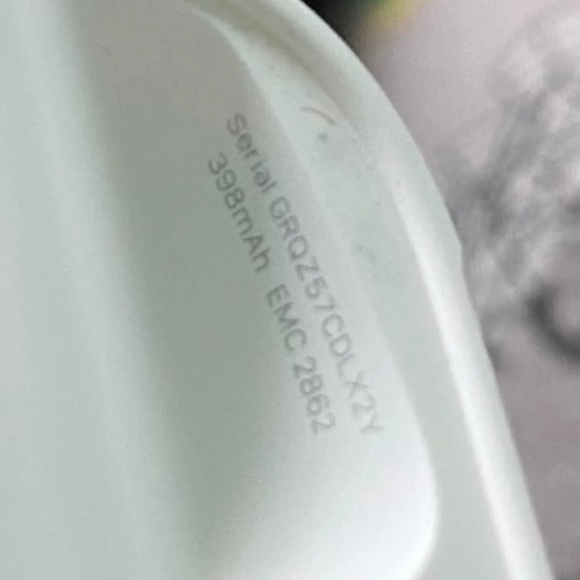 First Generation AirPods - Picture 4 of 4